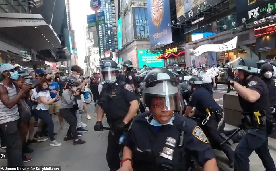 2020纽约大暴乱：警局被砸，警车被烧，警察驾车冲撞示威者，时代广场暴力抓人