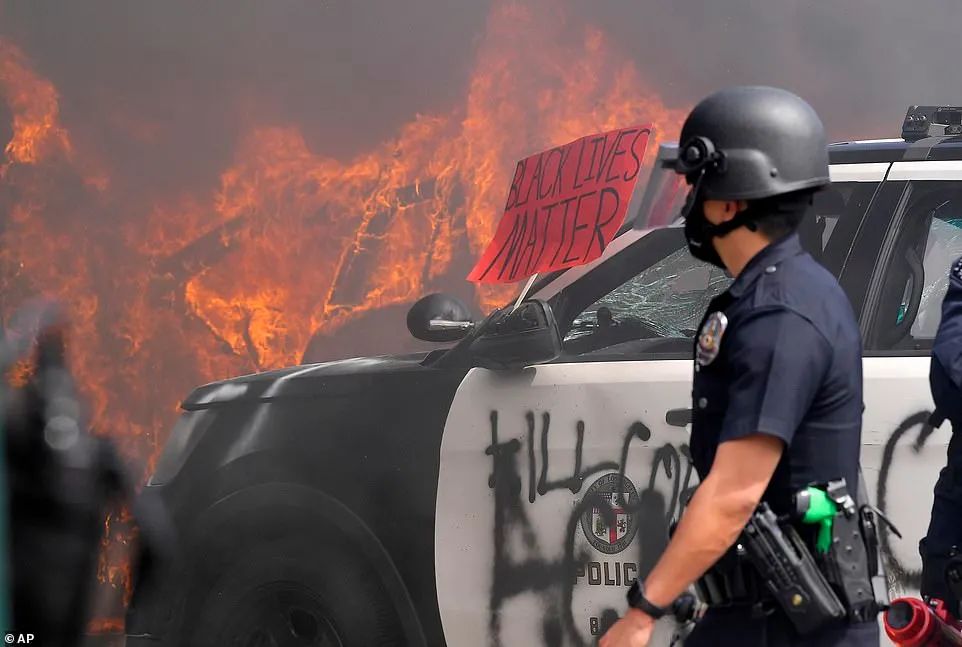 2020纽约大暴乱：警局被砸，警车被烧，警察驾车冲撞示威者，时代广场暴力抓人