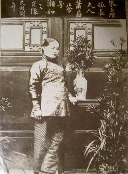 朱德初婚的老婆叫萧菊芳，昆明师范学院芊芊学子。1912年结的婚，1917年生了孩子后，得了相似赤痢的热病不幸逝世。