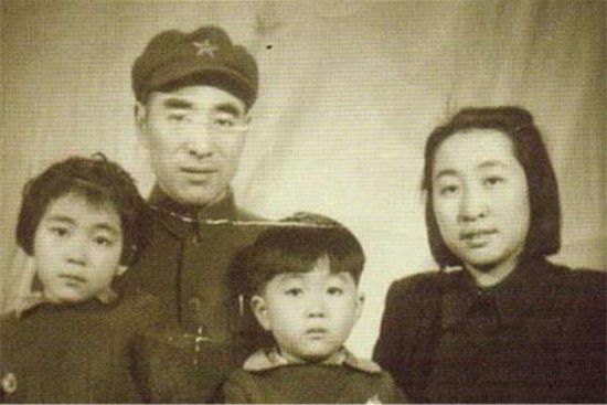 林彪与妻子叶群女儿林豆豆儿子林立果。