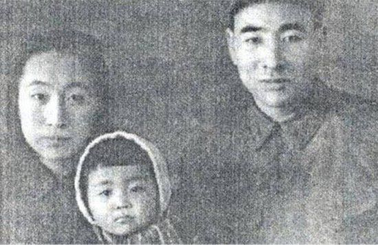 林彪与第二任妻子叶群与女儿林立衡。