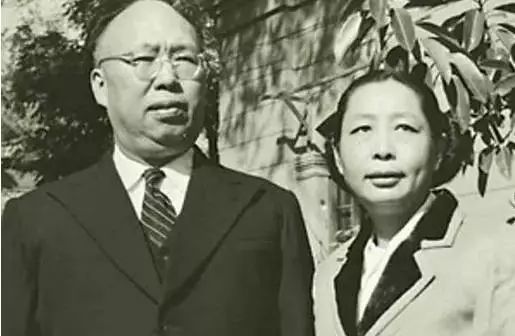 罗荣桓与夫人林月琴林月琴1937年与罗荣桓结婚时，已经是红军女干部，非常干练、贤惠，在延安口碑极好。