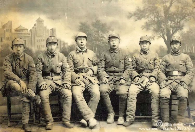 从左至右：三纵7旅十九团李耀德 李和旺 张志泽 马焕玉 贾甲寅 宫四科，1946年初拍摄于河南怀沁府。