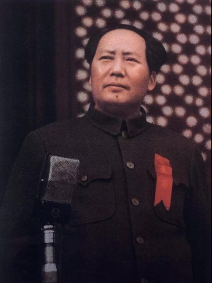 1893年12月26日，毛泽东出生于湖南湘潭一个农民家庭。