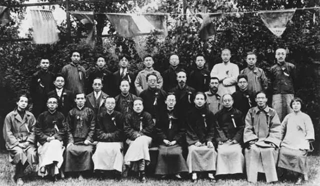 1924年5月5日，毛泽东参加孙中山就任非常大总统三周年纪念活动。
