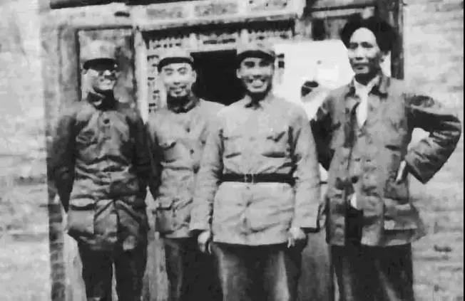 1937年春，毛泽东与朱德、周恩来、博古在延安。
