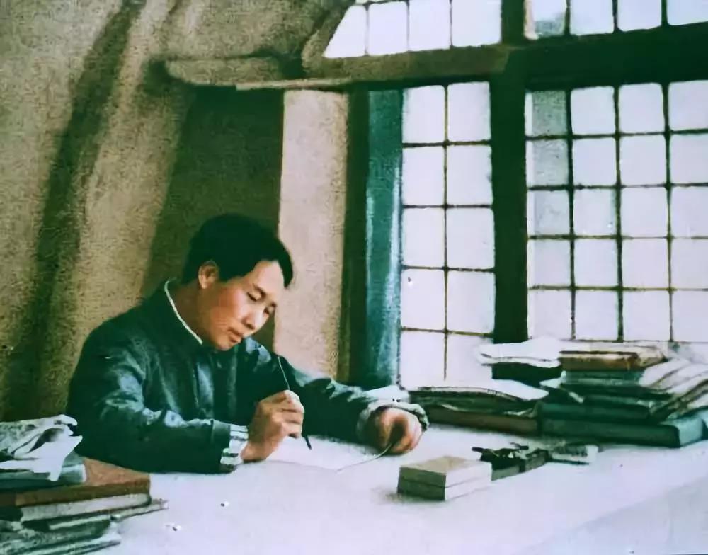 1938年春，毛泽东在延安窑洞撰写《论持久战》。