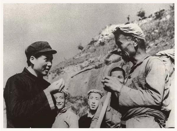 1939年，毛泽东与延安农民交谈。