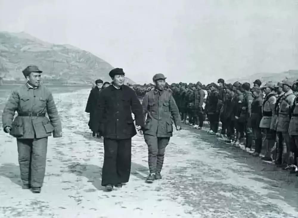 1939年，毛泽东和朱德检阅三五九旅。