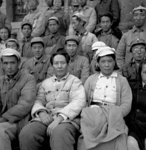 1942年5月2日，毛泽东在延安文艺座谈会。
