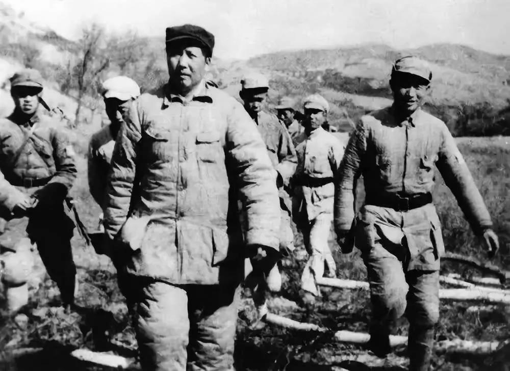 1943年毛泽东与周恩来、朱德、彭德怀等到八路军炮兵团视察。