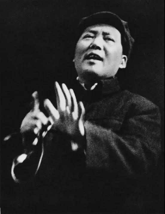 1943年，在中共中央招待陕甘宁边区劳动英雄大会上演讲。
