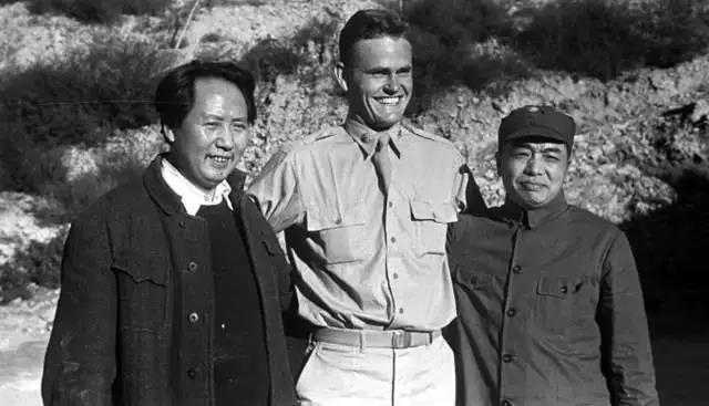 1944年，毛泽东、彭德怀在延安与美国军事人员合影。