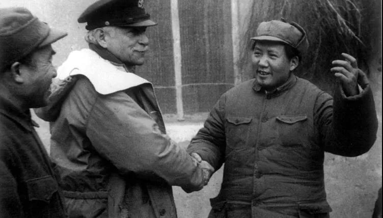 1944年，毛泽东接见美国总统特使赫尔利。