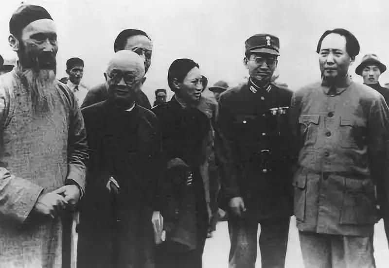 1945年10月10日，重庆谈判结束，各界人士到机场给毛泽东送行。