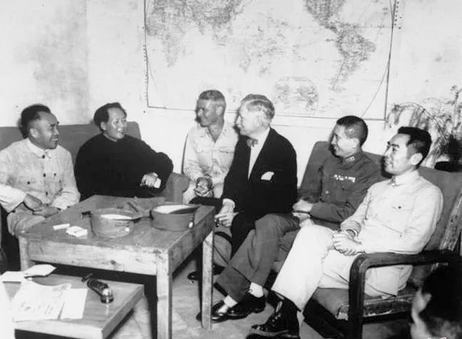 1945年8月27日，毛泽东、周恩来与前来延安商议国共谈判的赫尔利和张治中会谈。