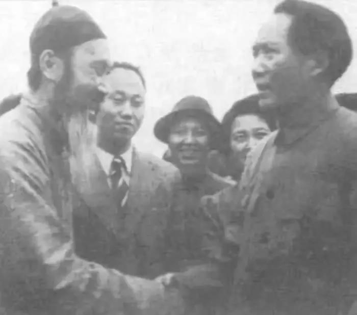 毛泽东与张澜握手。
