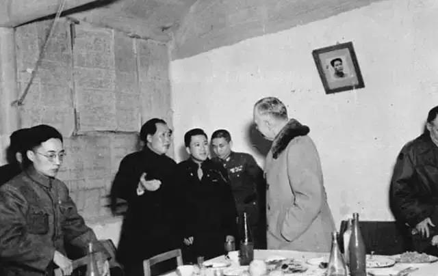 1946年3月4日，毛泽东在延安设宴欢迎美国总统特使马歇尔。