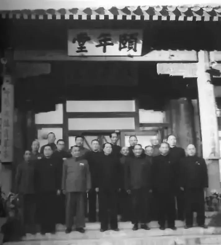 1949年10月20日，中央人民政府人民革命军事委员会第一次会议的部分委员合影。