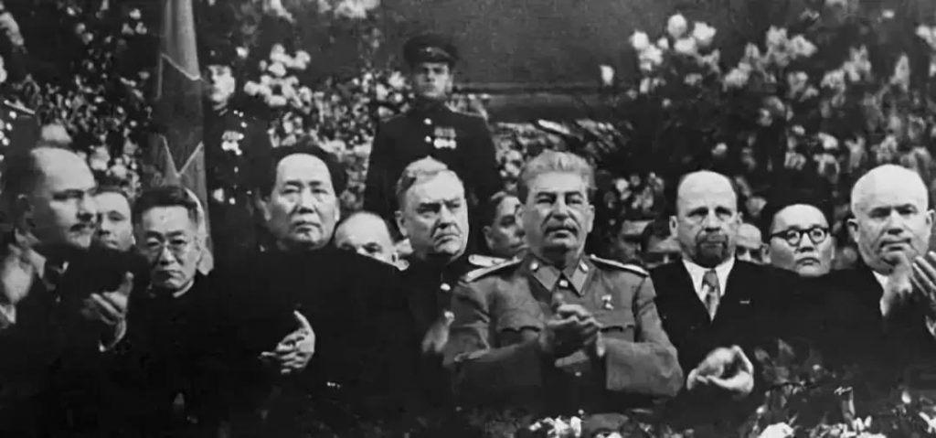 1949年12月21日，毛泽东访问苏联，出席斯大林七十寿辰庆祝大会。