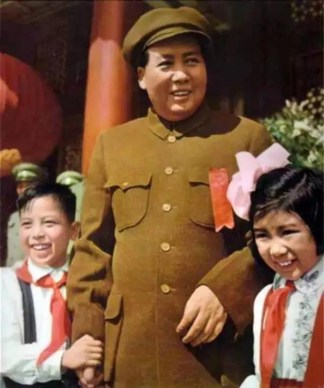1951年国庆节，毛泽东与孩子们在天安门。