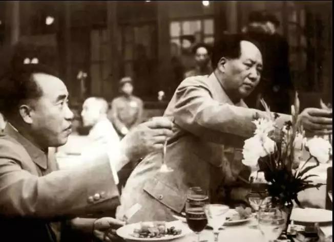 1951年，毛泽东和朱德在建党庆祝酒会上。
