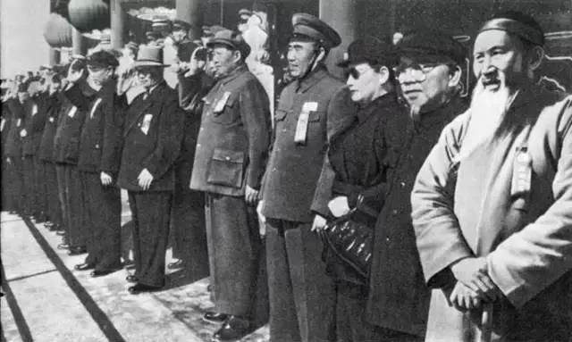 1952年国庆节，右五为毛泽东。