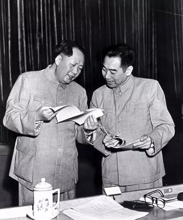 1953年9月，毛泽东与周恩来。