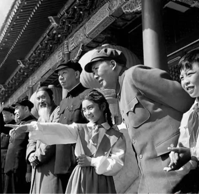 1953年国庆节，毛泽东与少先队员谈话。