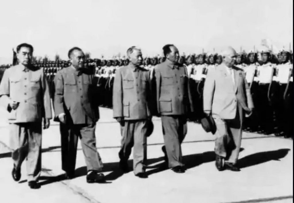 1954年9月29号，毛泽东、周恩来等陪同赫鲁晓夫检阅三军仪仗队。