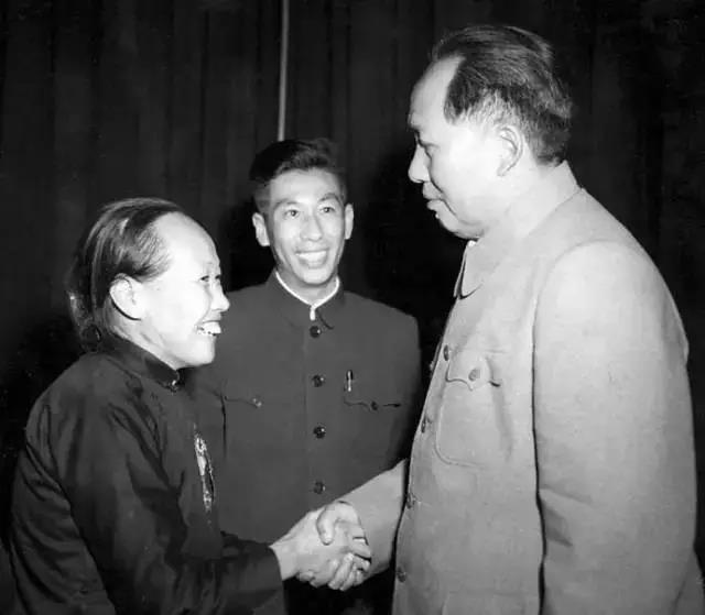 1954年9月，全国人民代表大会第一次会议一致选举毛泽东为中华人民共和国主席。