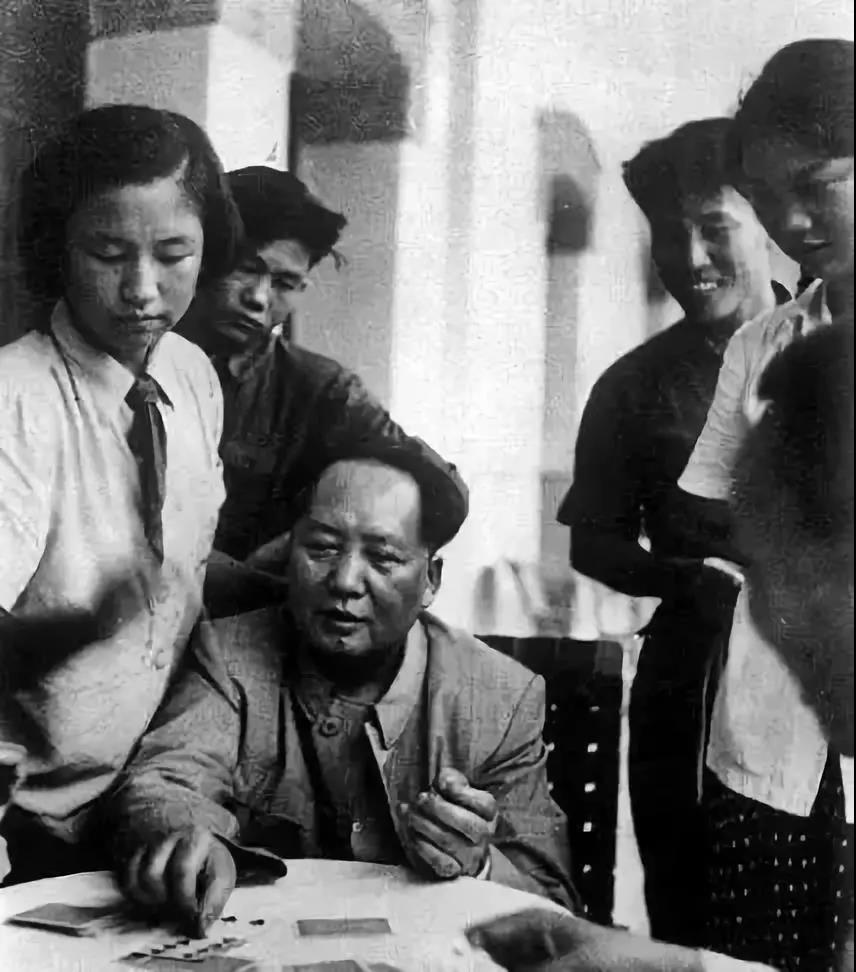 1954年，毛泽东打扑克牌。