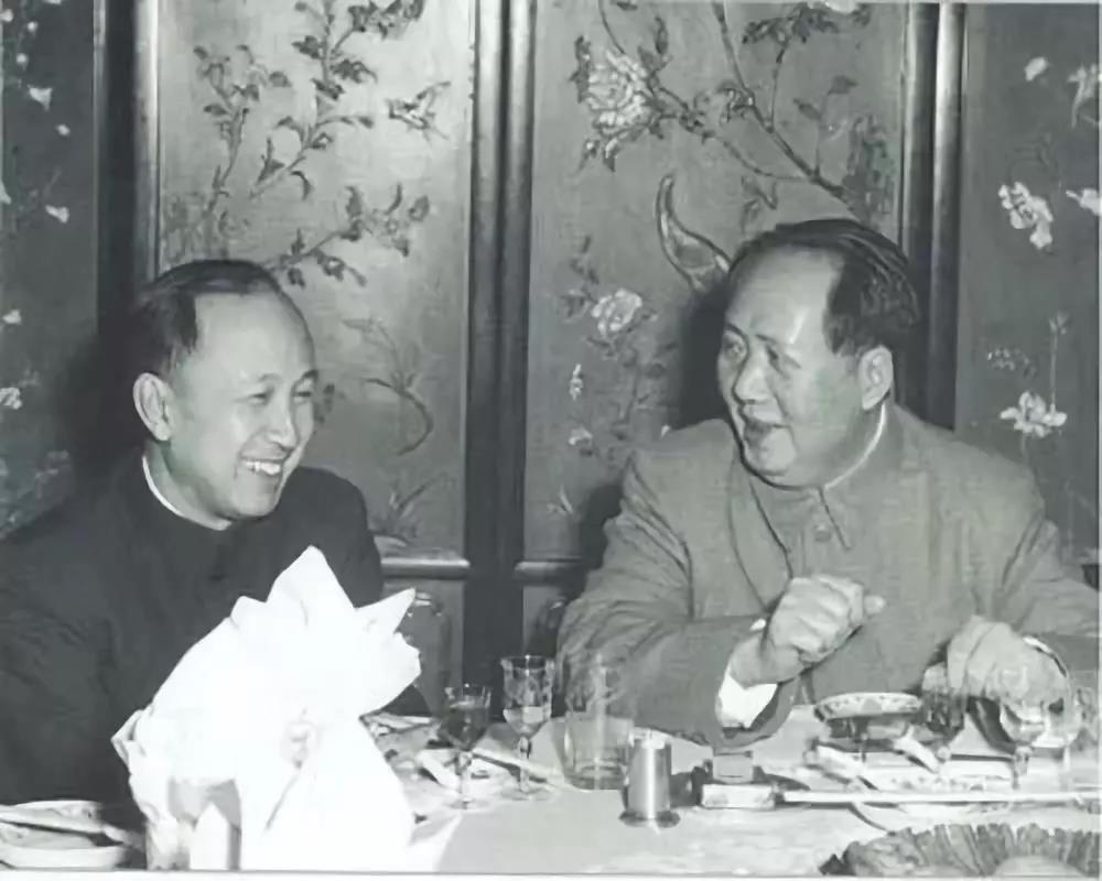 1956年2月1日，毛泽东设宴，特意让钱学森与自己坐在一起。