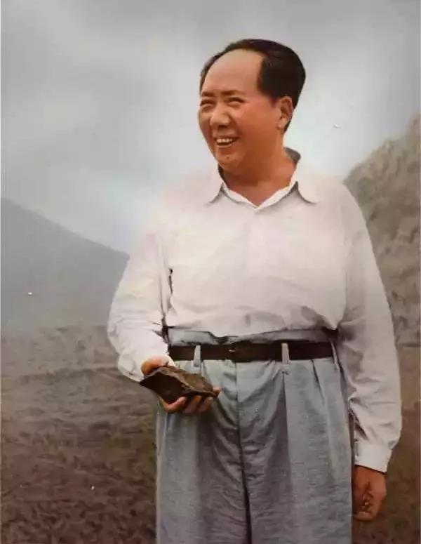 1958年，毛主席视察湖北大冶铁矿。