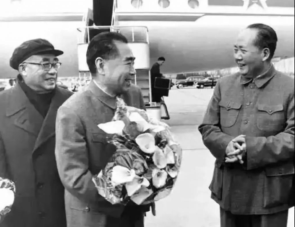 1964年，毛泽东到机场迎接访苏归来的周恩来。