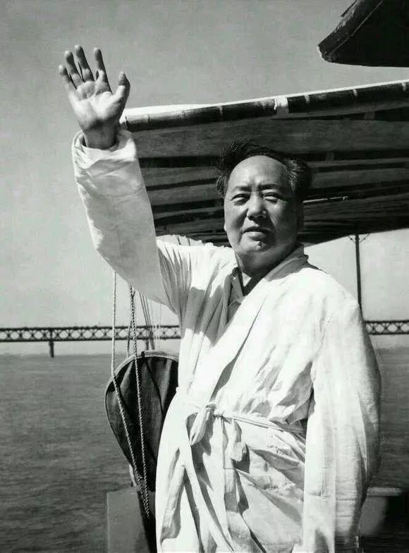 1966年7月16日，73岁高龄的毛泽东游长江。