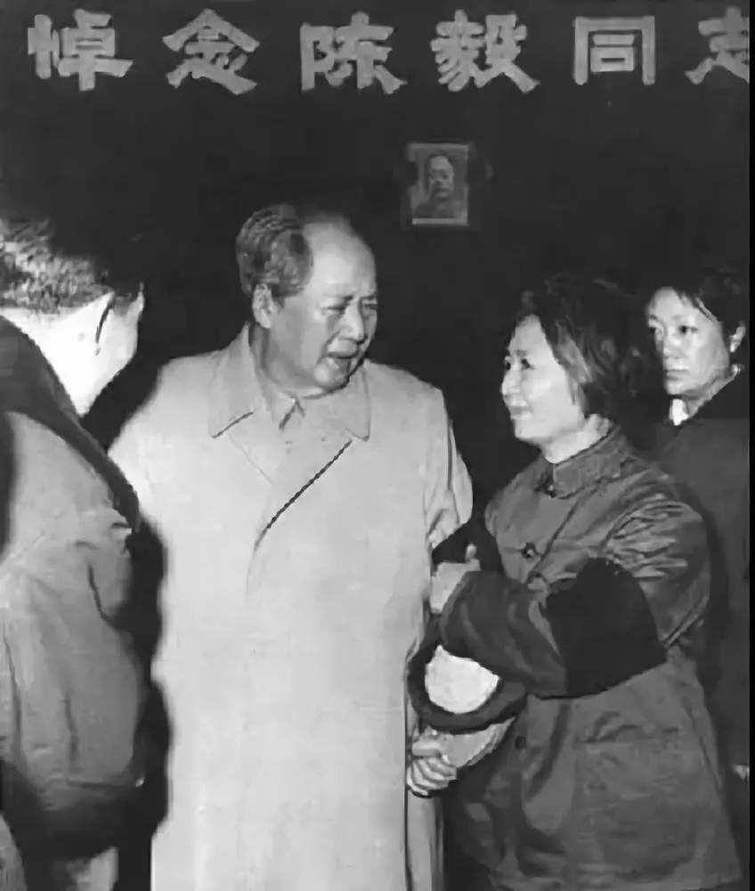 1972年1月10日，毛泽东抱病参加陈毅追悼会。他悲痛地对陈毅夫人说：“陈毅是个好同志！”