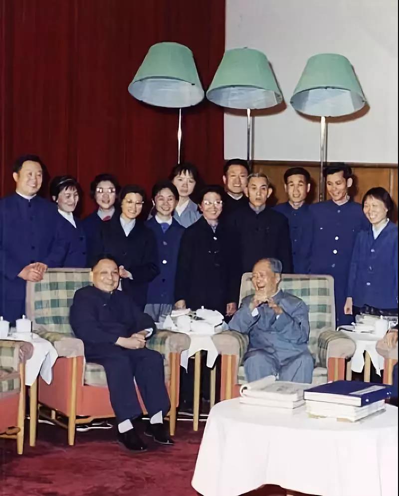 1975年，毛泽东与邓小平等人在中南海书房。
