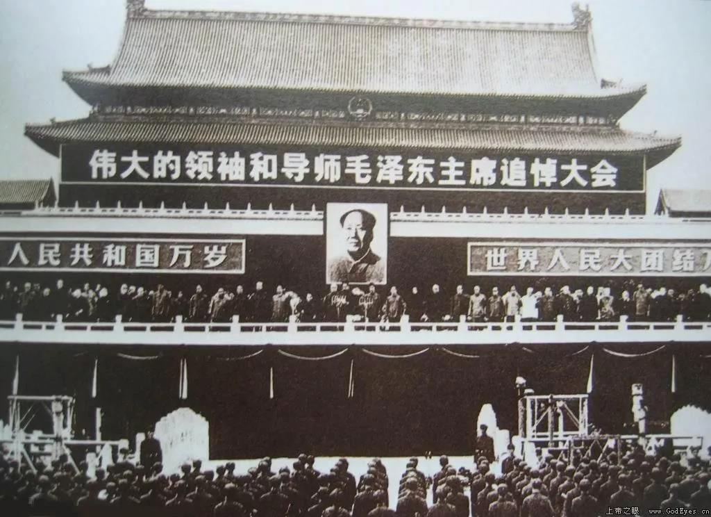 1976年9月9日，一代伟人毛泽东逝世，天安门举行追悼大会，整个中国陷入沉痛悲伤。