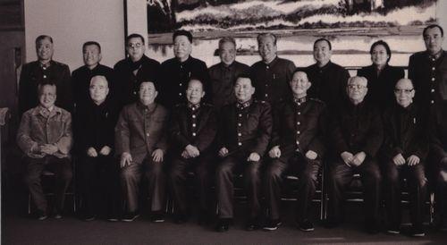 1985年12月，洪学智、赵南起同抗美援朝战争期间在志愿军后勤部工作过的部分老同志合影。