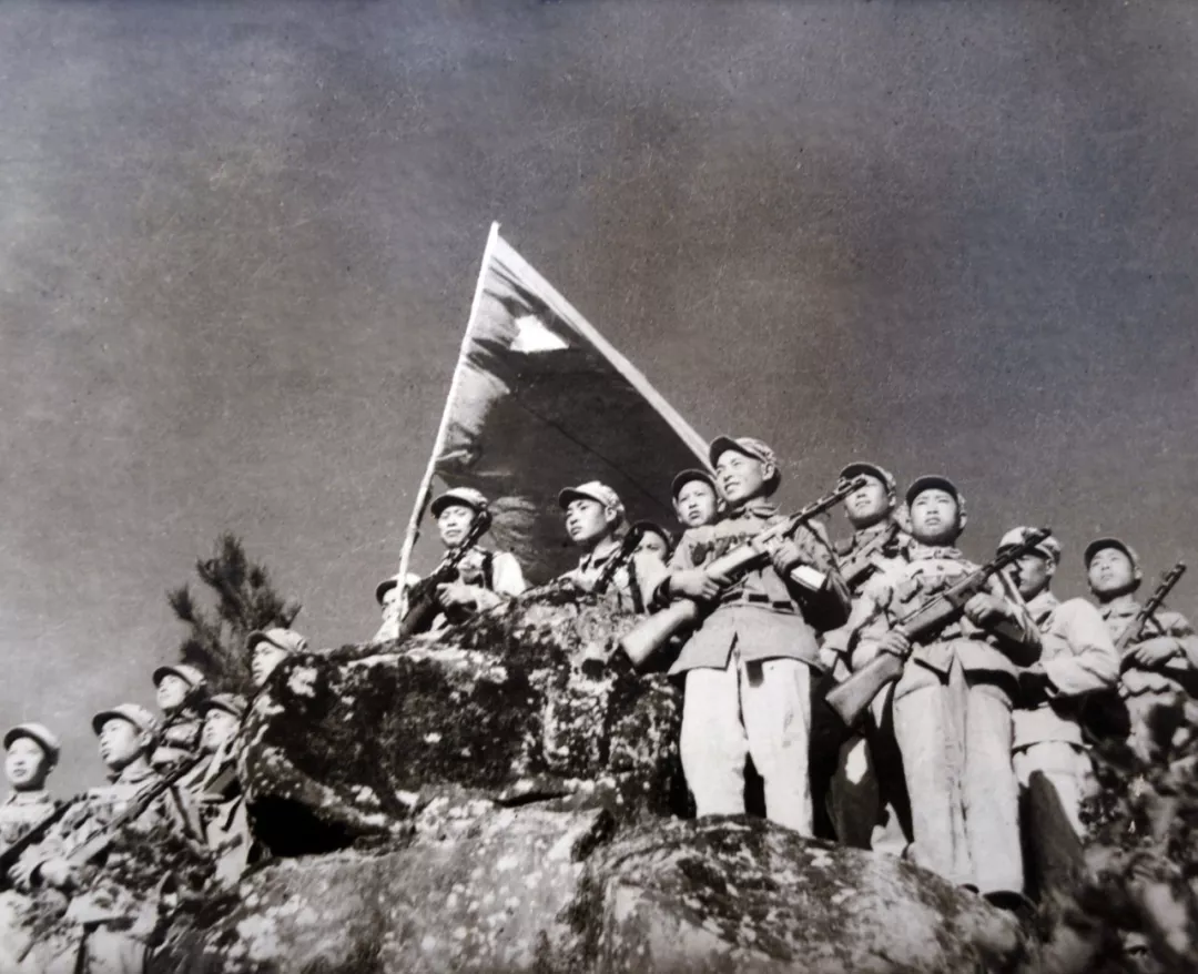 空降兵70年丨每次出征，都会带着战旗