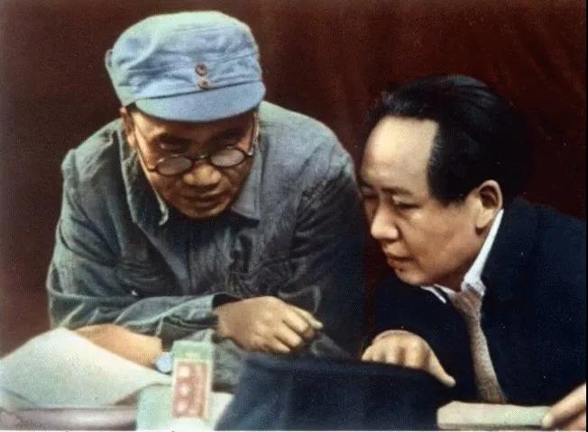 中共七大上，毛泽东与朱德。