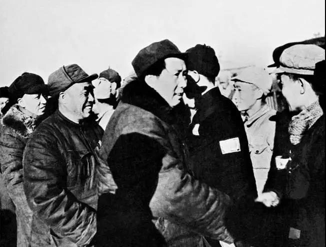 毛泽东、朱德、刘少奇等抵达北平时受到热烈欢迎。