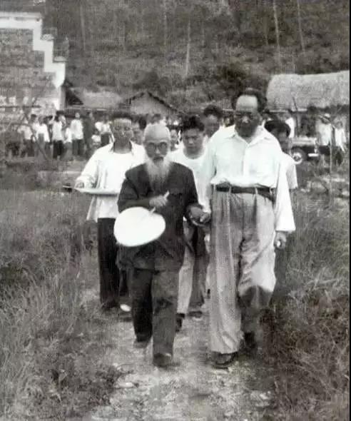 毛泽东与年少时的老师毛宇居携手同行。