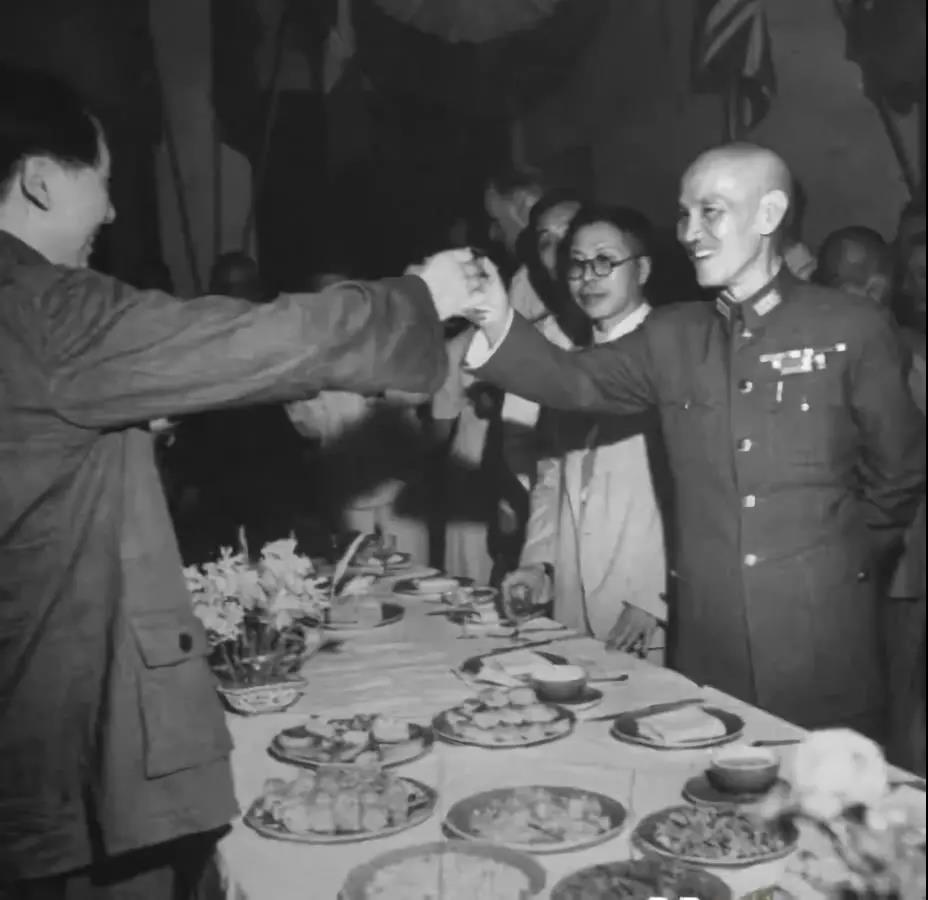 毛泽东与蒋介石相互敬酒。
