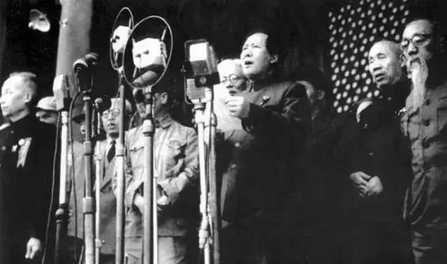 毛泽东自豪地宣布：中华人民共和国成立了！中国人民从此站起来了！