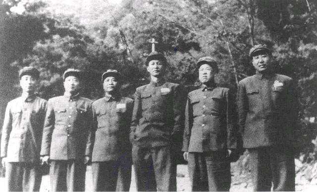 洪学智（右三）在朝鲜战场