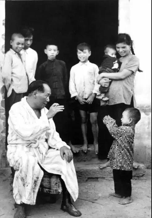 畅游湘江后，毛泽东与儿童玩乐。