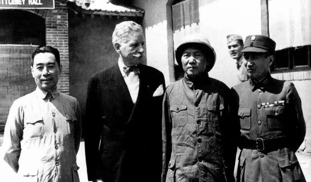 赴重庆谈判前，毛泽东、周恩来与赫尔利、张治中合影。