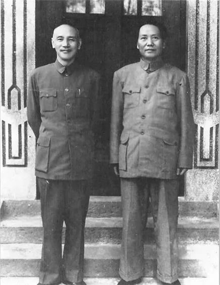 重庆谈判期间，毛泽东与蒋介石合影。